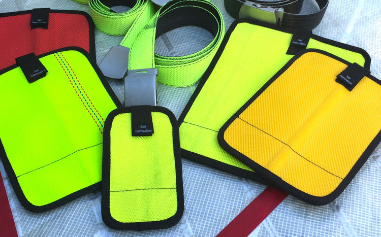 Hüllen aus Feuerwehrschlauch in verschiedenen Größen und Farben.