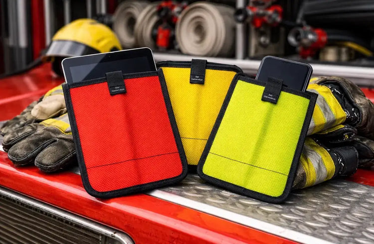 Hüllen aus recyceltem Feuerwehrschlauch in verschiedenen Farben und Größen. [KI]