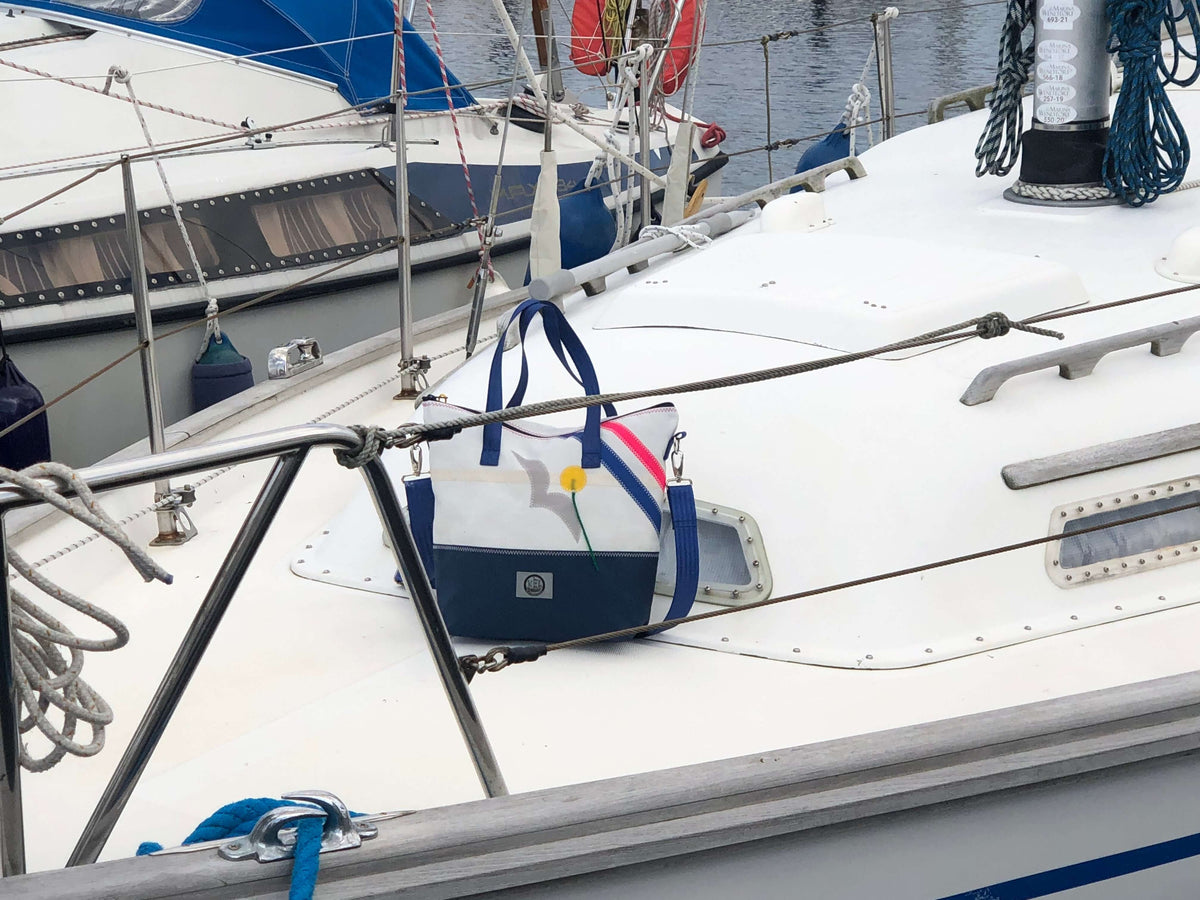 Umhängetaschen aus recyceltem Segeltuch in maritimen Designs.