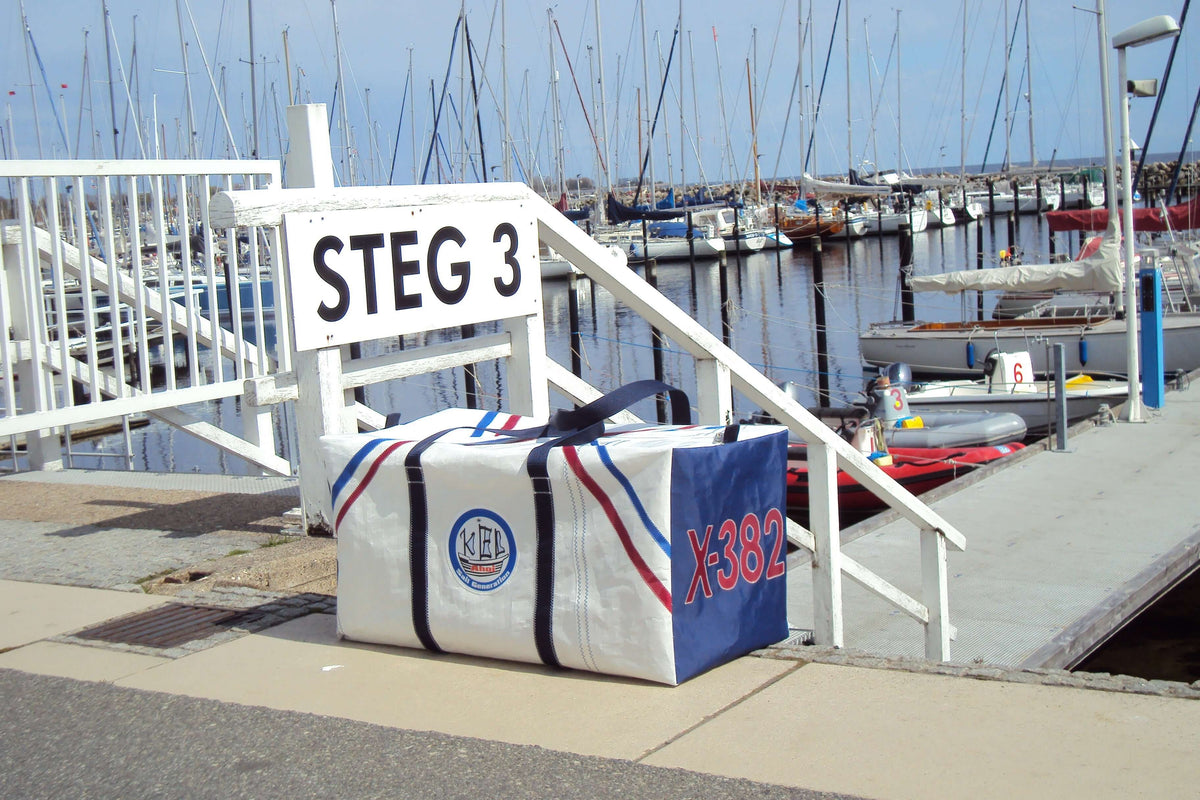 Sporttaschen aus Segeltuch in verschiedenen Größen und Designs.