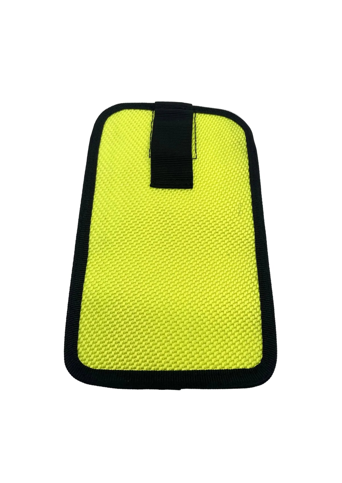 Handyhülle L aus recyceltem Feuerwehrschlauch in leuchtend gelb, robust und nachhaltig, idealer Schutz für Smartphones. Hinten