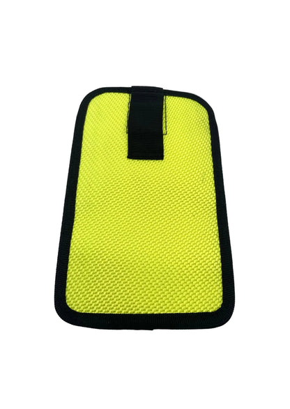Handyhülle L aus recyceltem Feuerwehrschlauch in leuchtend gelb, robust und nachhaltig, idealer Schutz für Smartphones. Hinten