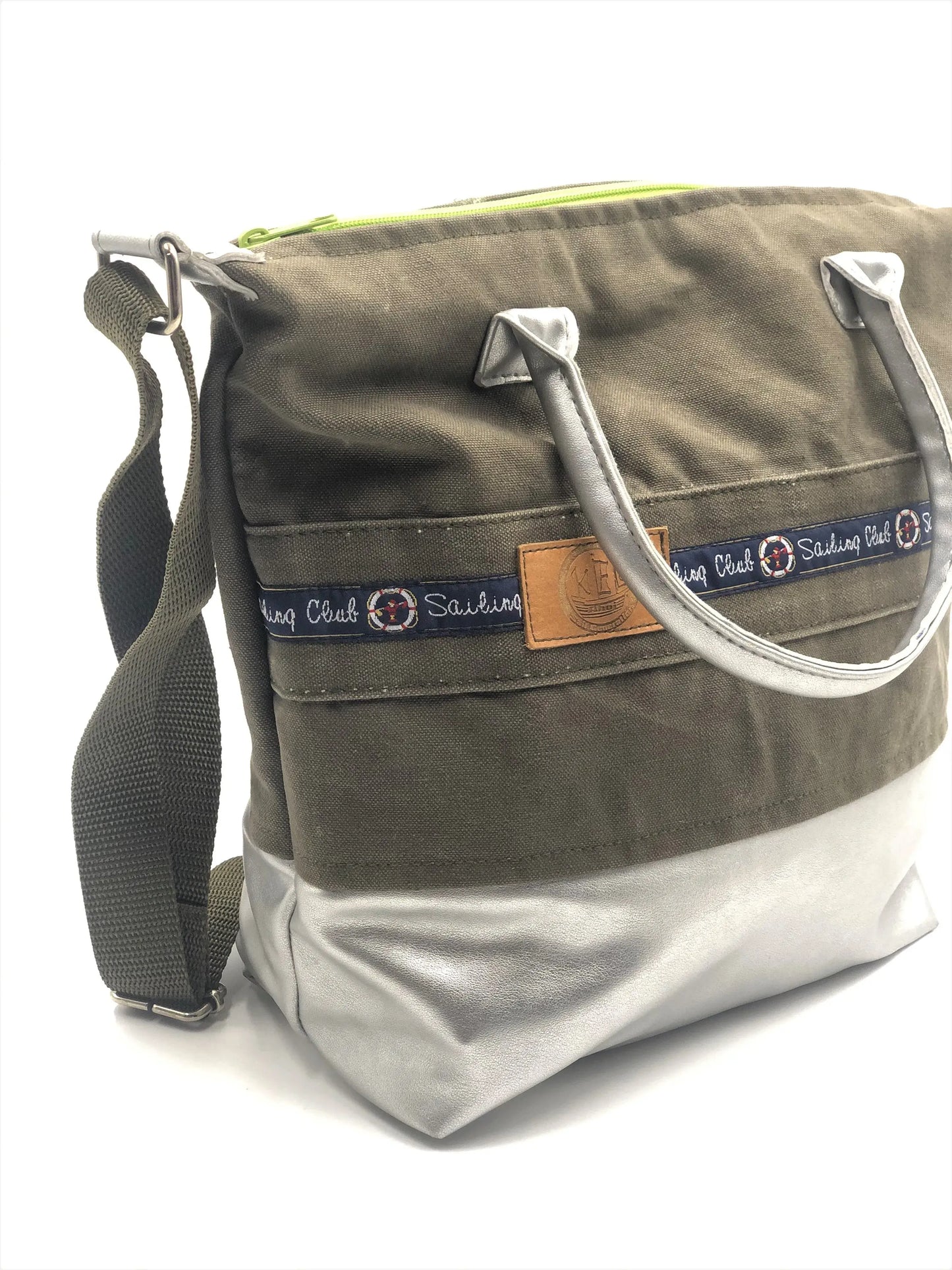 Umhängetasche Grün/Silber - Einzelstück aus recyceltem Material mit maritimem Design und praktischem Innenraum.