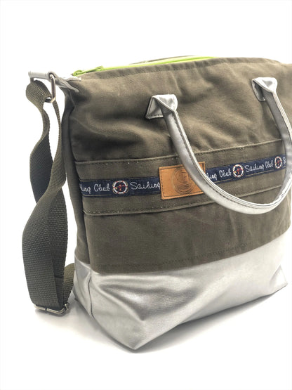 Umhängetasche Grün/Silber - Einzelstück aus recyceltem Material mit maritimem Design und praktischem Innenraum.