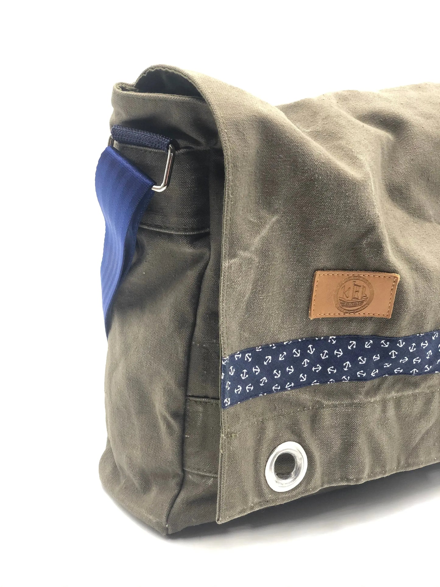 Umhängetasche L - Einzelstück aus recyceltem Segeltuch, maritim und handgefertigt, ideal für umweltbewusste Abenteurer.