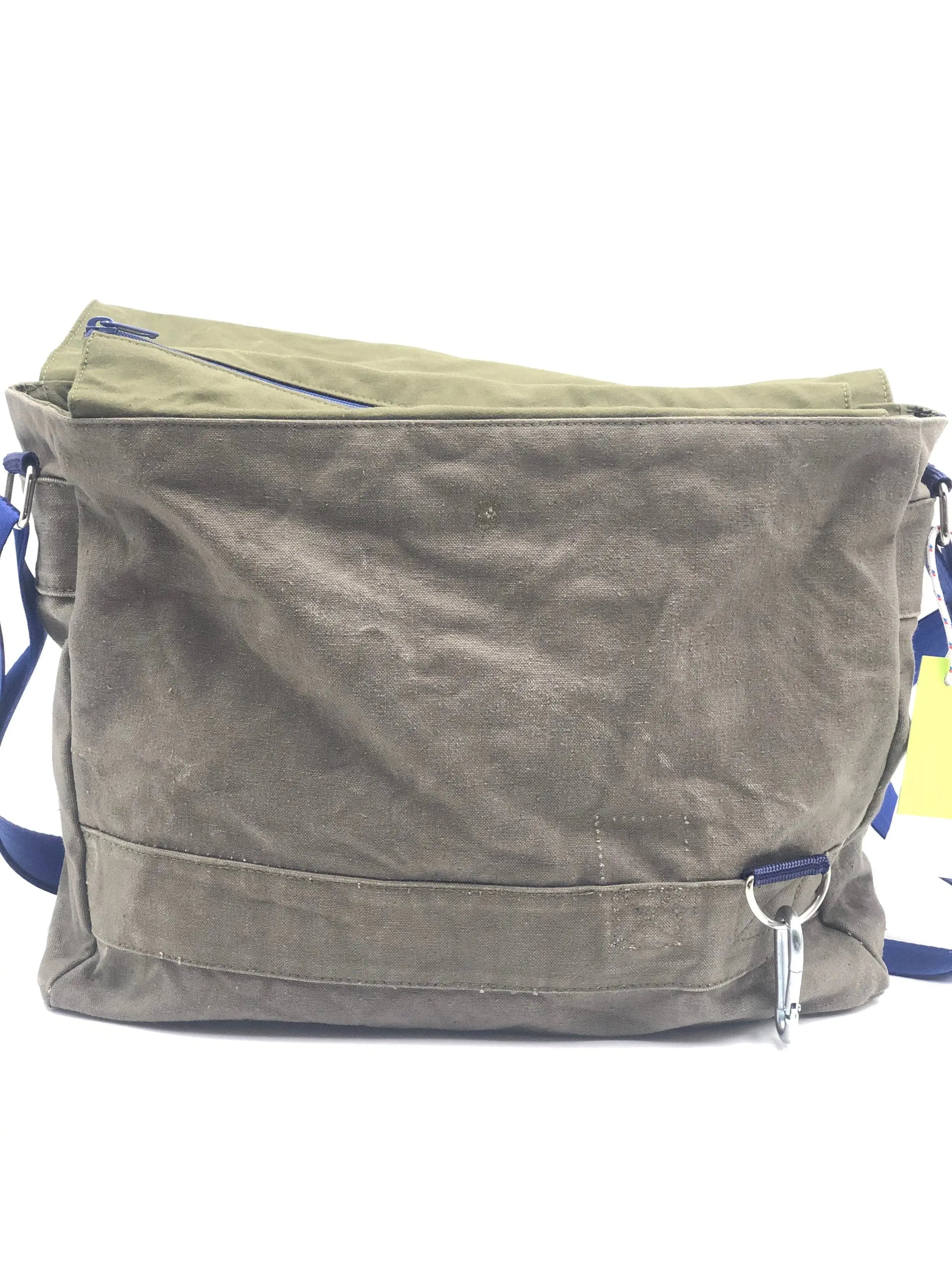 Umhängetasche L - Einzelstück aus recyceltem Segeltuch mit maritimem Flair und robustem Design.