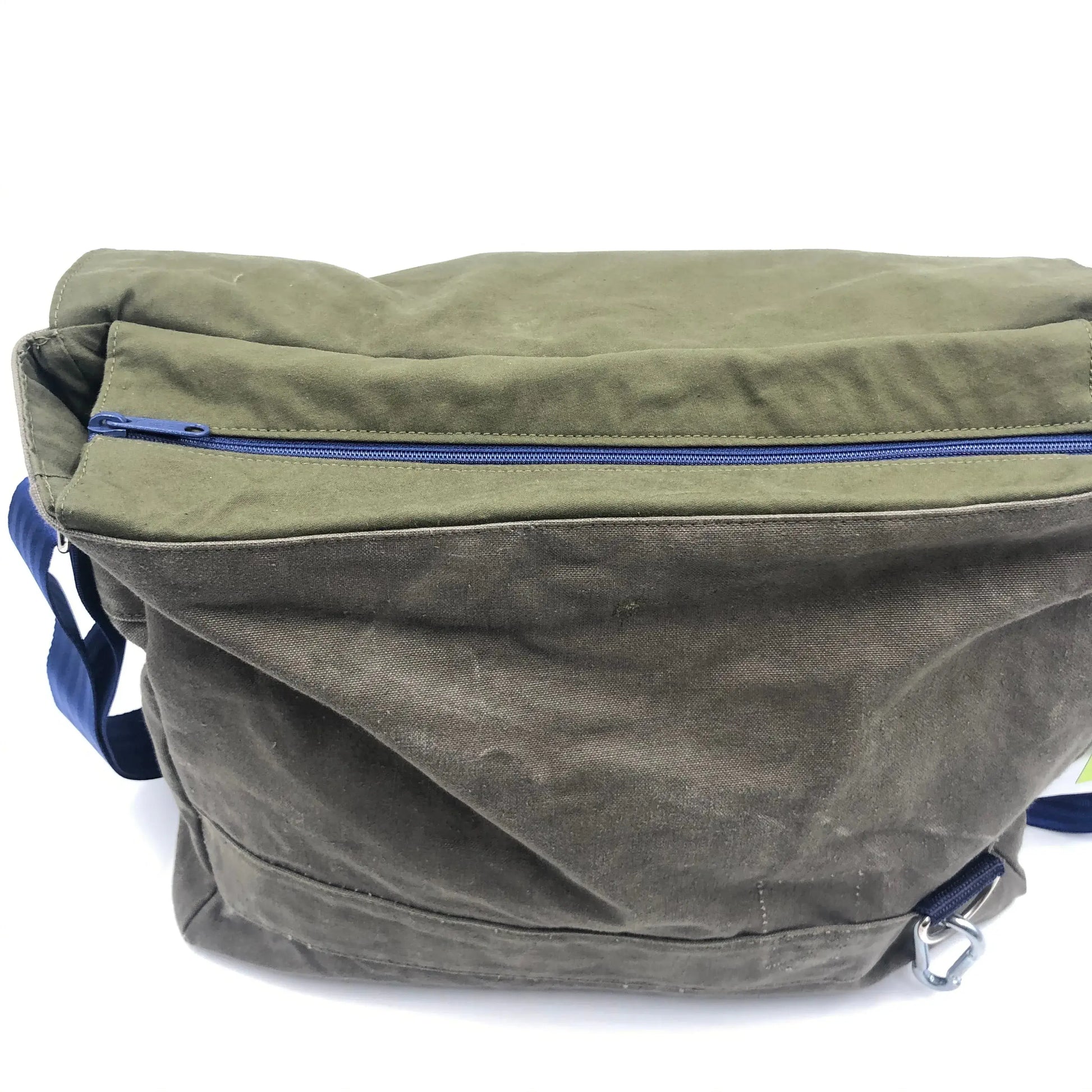 Umhängetasche L - Einzelstück aus recyceltem Segeltuch mit maritimem Flair und blauer Borte.