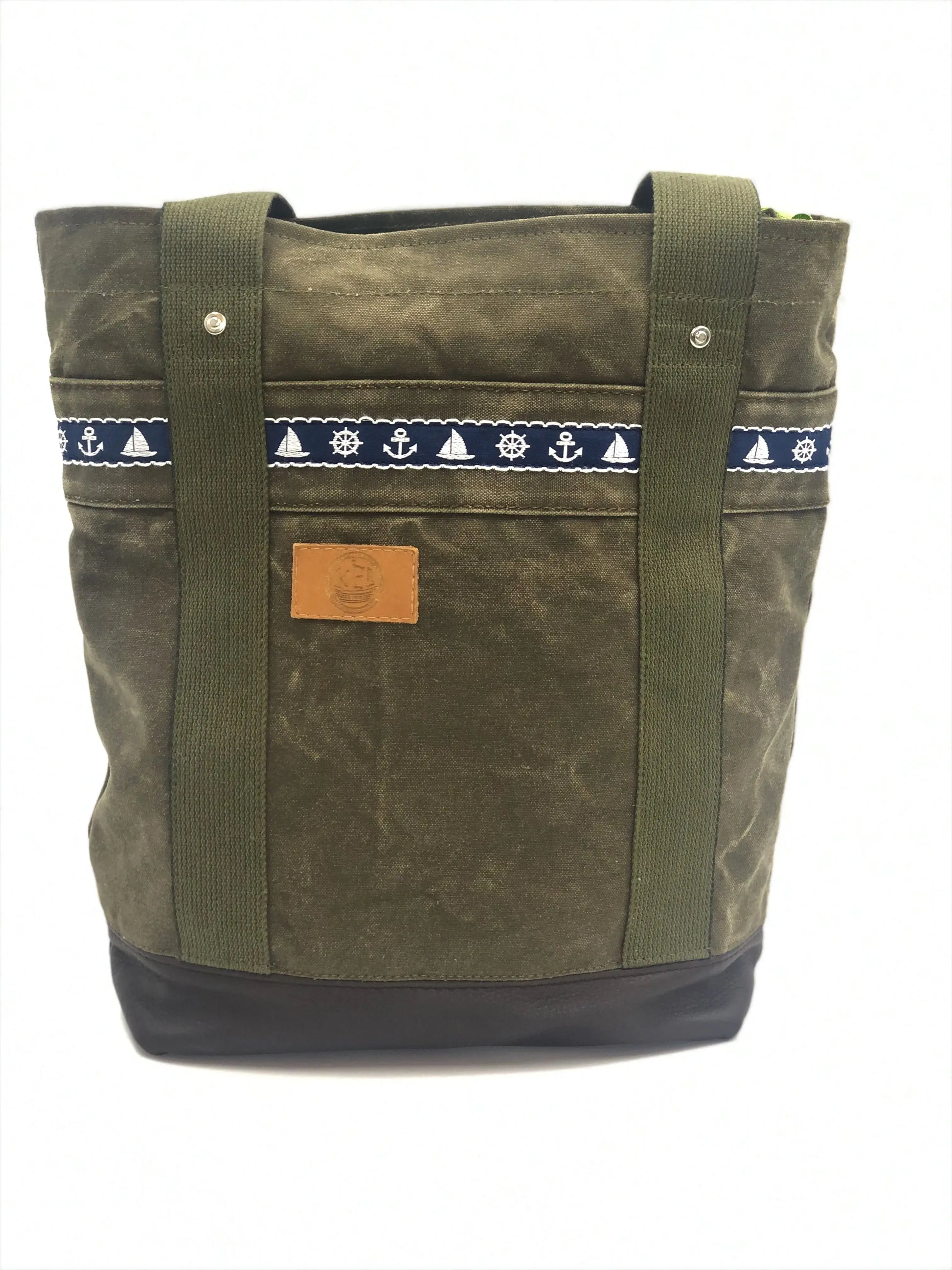 Umhängetasche - Einzelstück aus recyceltem Segeltuch mit maritimem Design und Lederbesatz in Braun.