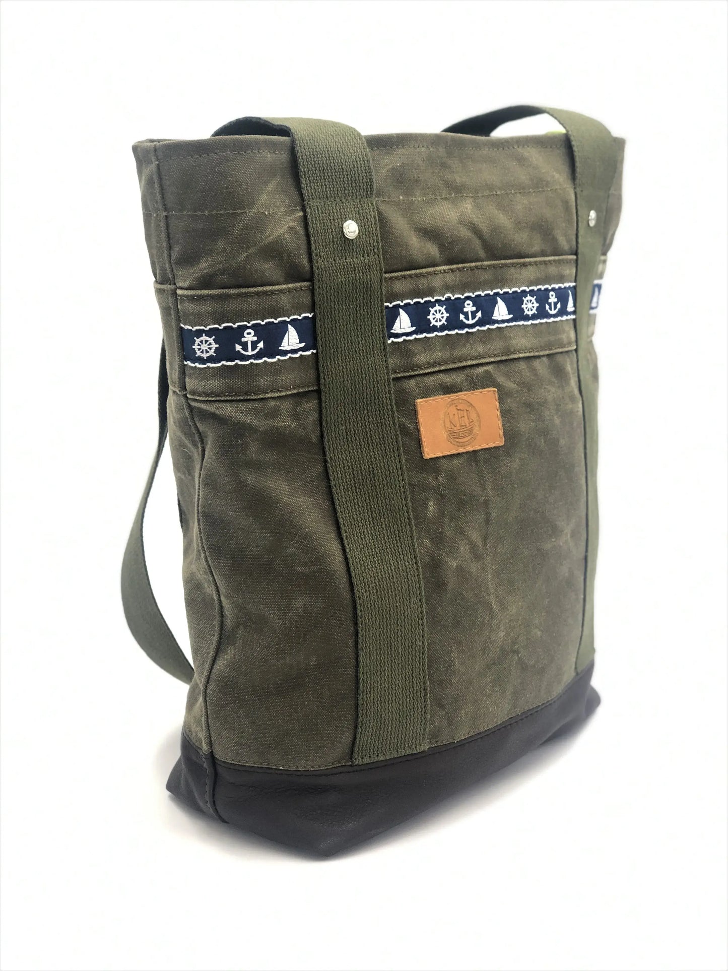 Umhängetasche - Einzelstück aus recyceltem Segeltuch mit maritimem Design und edlem Lederbesatz in Braun.