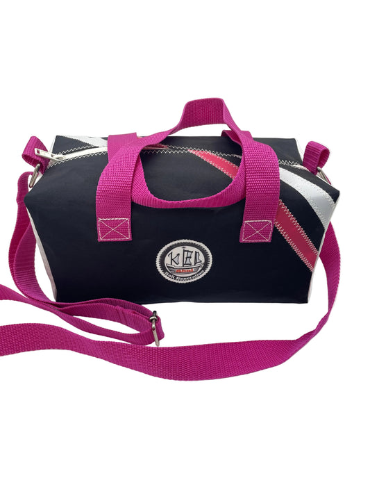Kulturtasche aus Segeltuch mit Henkeln und Langgurt in schwarz. Applikationen in weiß und pink.