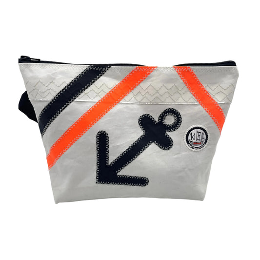 Kulturtasche M aus recyceltem Segeltuch in weiß mit Anker.