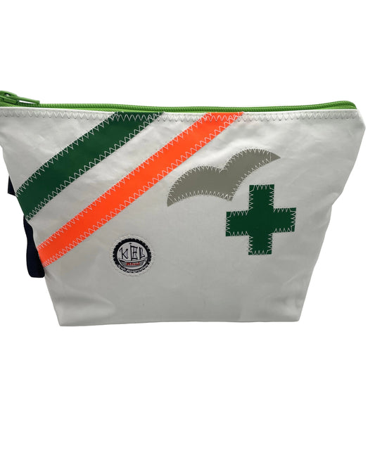 Kulturtasche in weiß mit Kreuz in grün, vorne