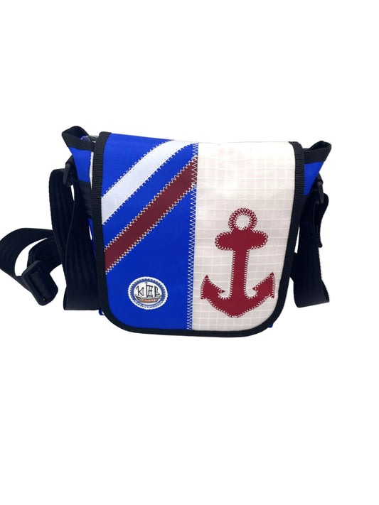 Messenger Bag S aus recyceltem Segeltuch in weiß und Royal blau. Applikationen in weiß, rot und ein Anker in rot.