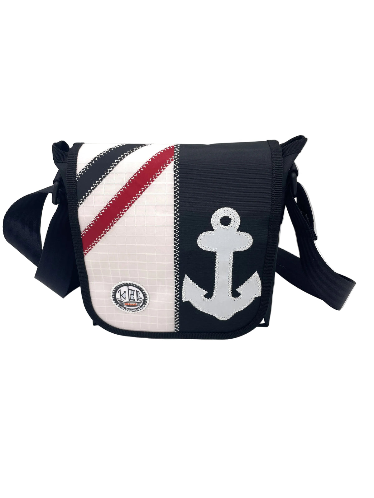Messenger Bag S aus recyceltem Segeltuch in weiß und schwarz. Applikationen in schwarz, rot und ein Anker in weiß.