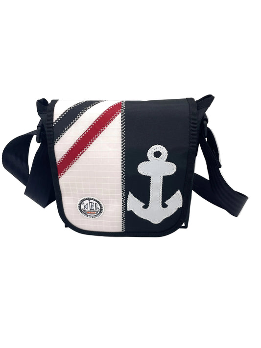 Messenger Bag S aus recyceltem Segeltuch in weiß und schwarz. Applikationen in schwarz, rot und ein Anker in weiß.