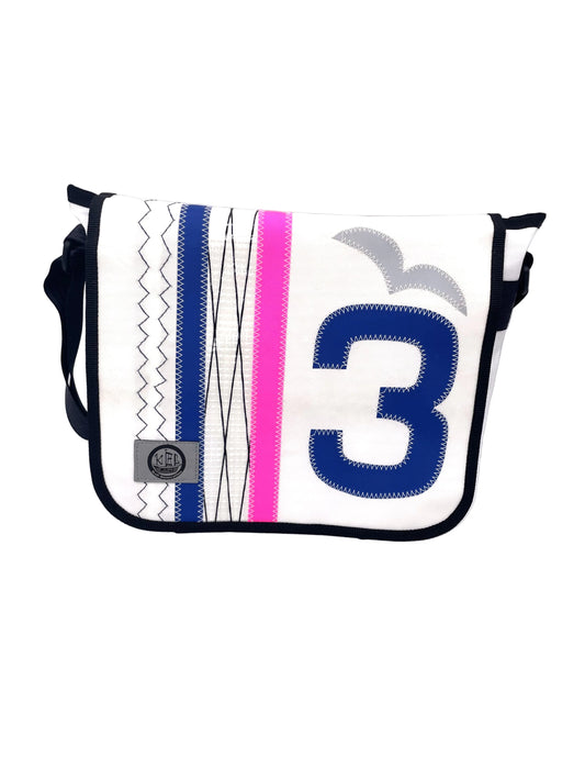 Messenger Bag L aus recyceltem Segeltuch in weiß. Applikationen in grau, blau, pink, Kevlar und eine drei in blau.
