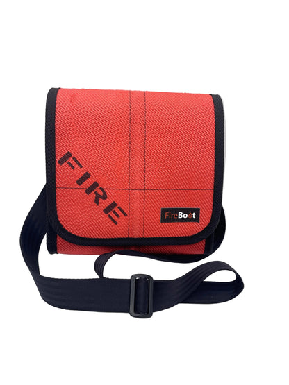 Messenger Bag aus recyceltem Feuerwehrschlauch mit dem Aufdruck "FIRE".