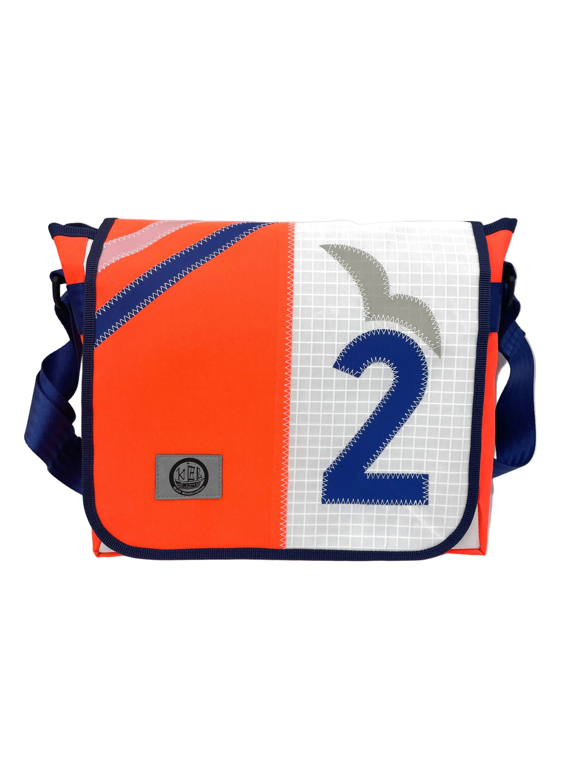 Messenger Bag L aus recyceltem Segeltuch in weiß und Segeltuch in Neon orange. Applikationen in weiß, grau und blau.