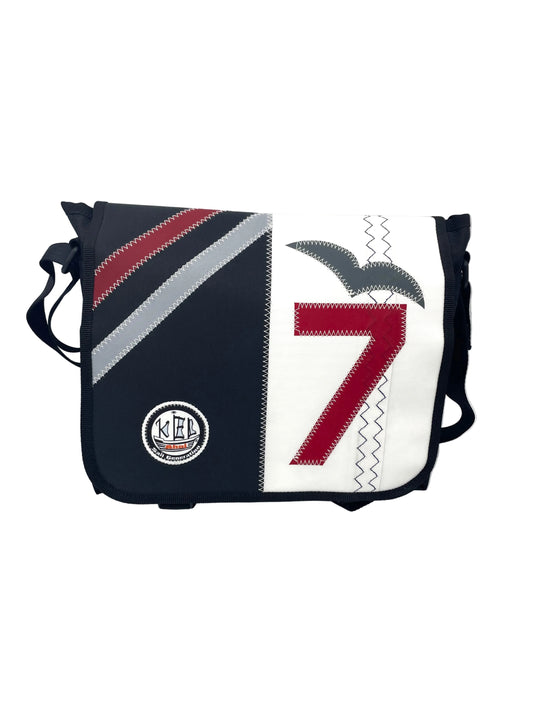 Messenger Bag L aus recyceltem Segeltuch in weiß und schwarz. Applikationen in grau, rot und eine sieben in rot.