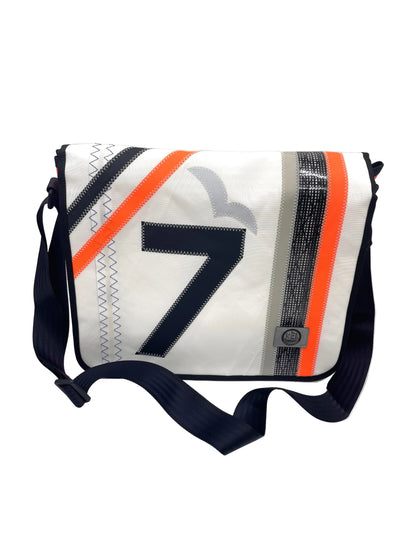 Messenger Bag XXL aus recyceltem Segeltuch in weiß. Applikationen auf dem Überschlag in orange, schwarz, grau und eine schwarze sieben.