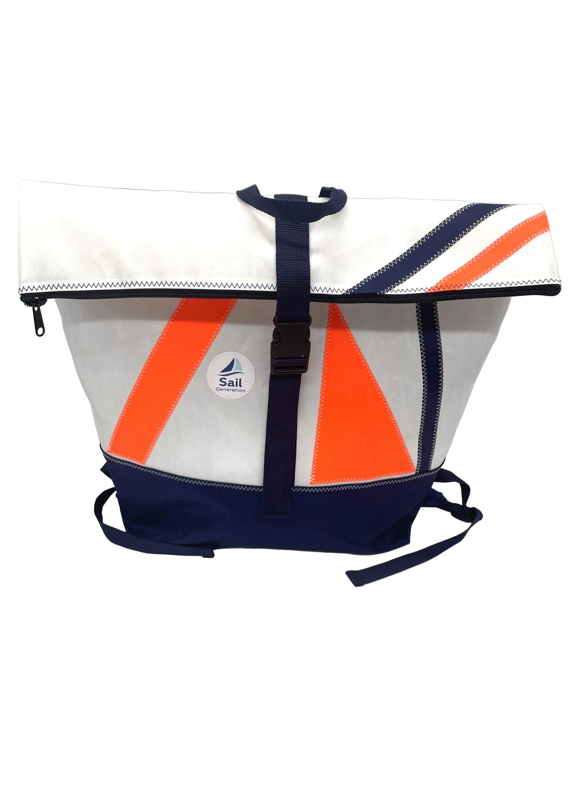 Rucksack L aus recyceltem Segeltuch mit Applikationen in Orange und Dunkelblau. Wasserdichter Stoff in Dunkelblau im unteren Bereich.