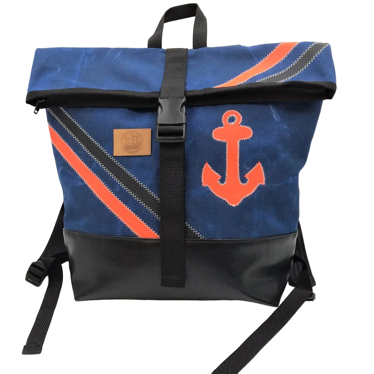 Rucksack aus recyceltem Seesack in Blau mit Kunstleder in schwarz.