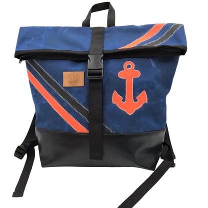 Rucksack aus recyceltem Seesack in Blau mit Kunstleder in schwarz.