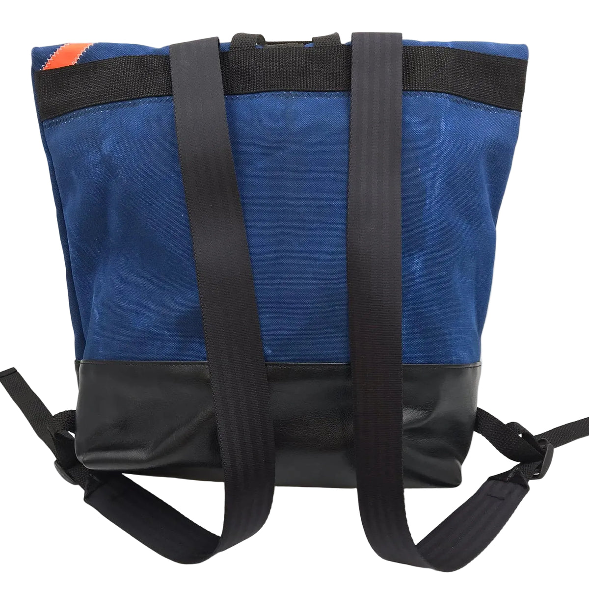 Rucksack aus recyceltem Seesack in Blau.