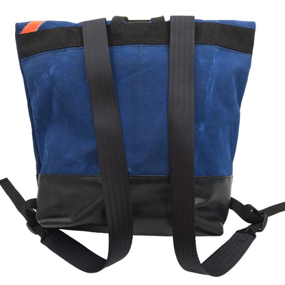 Rucksack aus recyceltem Seesack in Blau.