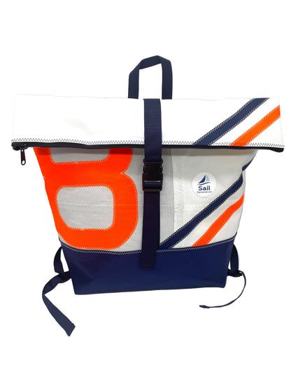Rucksack in L aus recyceltem Segeltuch in weiß/grau mit Applikationen in Orange und Dunkelblau. wasserdichter Stoff in Dunkelblau im unteren Bereich.