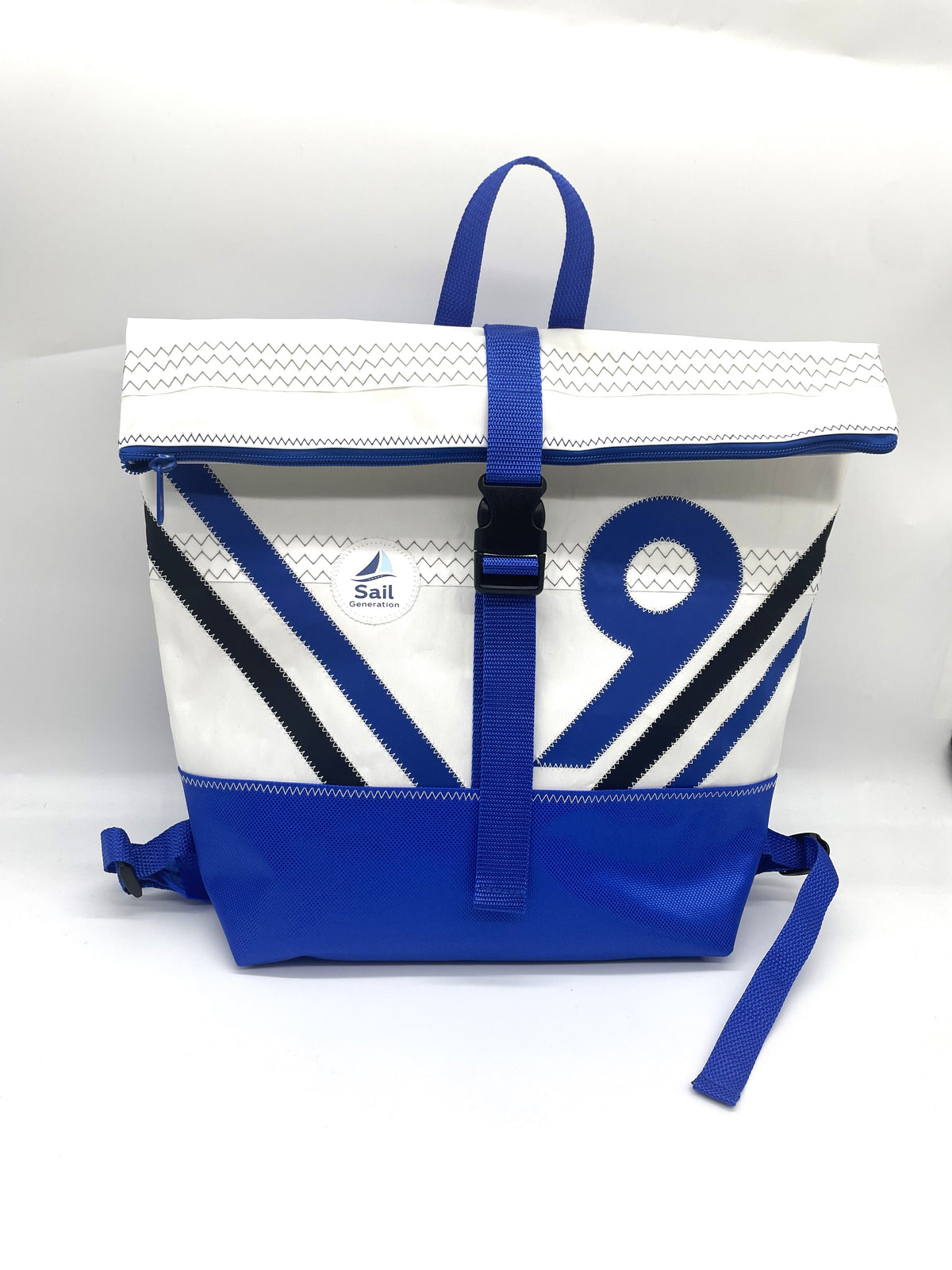 Rucksack M aus recyceltem Segeltuch in weiß mit Applikationen in blau und schwarz. Wasserdichter Stoff in Royal blau im unteren Bereich.