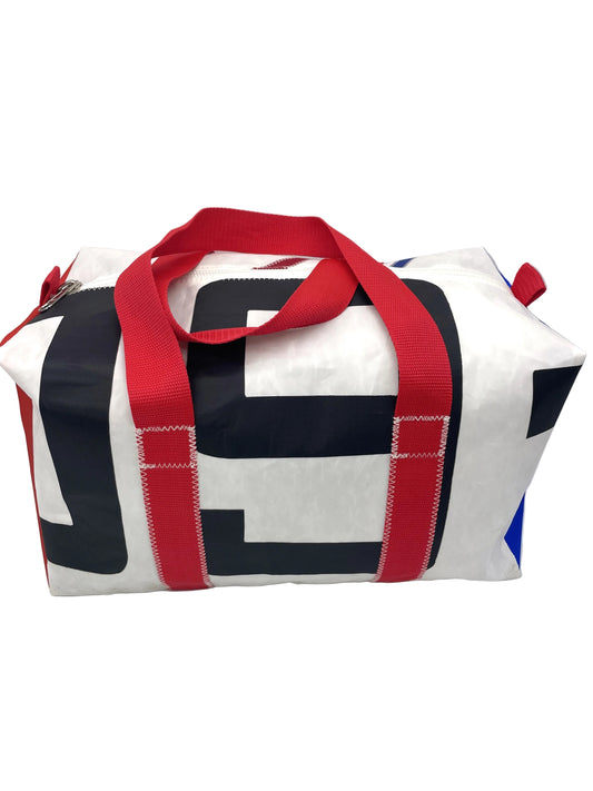 Sporttasche S aus recyceltem Segeltuch in weiß mit Applikationen in blau, rot und Originalzahl neun in schwarz.