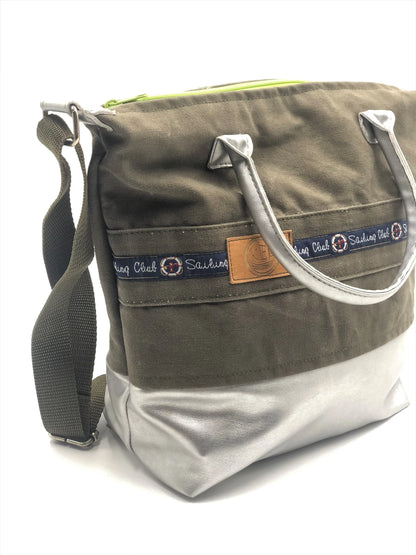 Umhängetasche Grün/Silber - Einzelstück aus recyceltem Material mit maritimem Design und praktischem Innenraum. Seitenprofil
